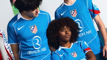 Imagen de la tercera equipación, de color azul celeste, del Atlético de Madrid para la temporada 2025/2026