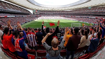 GRAF5846. MADRID, 17/03/2019.- Vista general de la grada del estadio Wanda Metrpolitano, el fútbol femenino vive este domingo el choque entre los dos equipos punteros de la Liga Iberdrola, con el enfrentamiento entre el Atlético de Madrid y el Barcelona, donde se espera batir un nuevo récord europeo de asistencia en un partido entre clubes. En este encuentro el Wanda Metropolitano se postula para arrebatar a San Mamés el récord de asistencia a un partido de fútbol femenino en España, establecido el pasado 30 de enero, con 48.121 espectadores en las gradas del coliseo bilbaíno.- EFE/Kiko HuescA 
ATLETICO FEMENINO PANORAMICA SEGUIDORES WANDA METROPOLITA
PUBLICADA 18/03/19 NA MA24-25 8COL