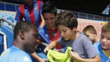 <b>MARATONIANA JORNADA. </b>A primera hora pasó reconocimiento médico, no llegó a tiempo de entrenarse, fue presentado y de ahí a la Basílica con sus compañeros.