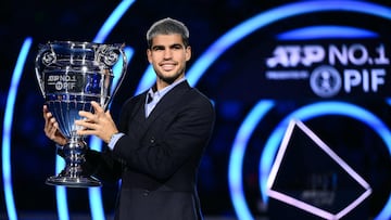 Carlos Alcaraz, con el trofeo de número uno al final del año, en el Inalpi Arena de Turín.