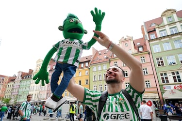 Gran ambiente en la Fan Zone del Real Betis. 