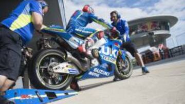 Viñales saliendo del box de Suzuki en Jerez.