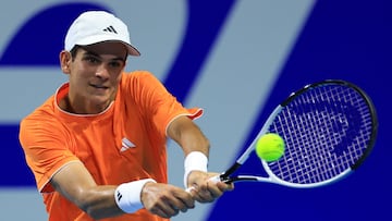 MEX5517. ACAPULCO (MÉXICO), 25/02/2026.- El tenista Rafael Jodar de España devuelve una bola ante Terence Atmane de Francia este miércoles, en un partido del Abierto Mexicano de Tenis 2026 en Acapulco (México). EFE/ David Guzmán
