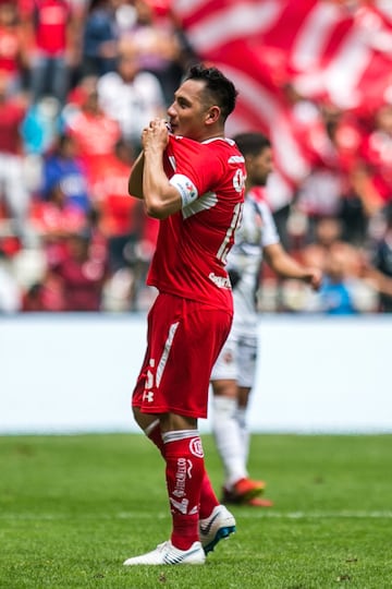 Desde 2007 llegó a las filas del Toluca para jugar con el equipo de Segunda División. Debutó con el primer equipo en 2009 y jamás ha dejado a la institución. En total suma 13 años con los Diablos, su amor por el 'Rojo' es más que incondicional.