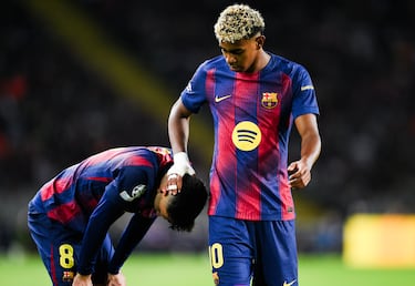 Lamine Yamal del FC Barcelona consuela a su compañero Pedri del FC Barcelona durante el partido de la segunda jornada de la Fase de la UEFA Champions League 2025/26 entre el FC Barcelona y el Paris Saint-Germain.