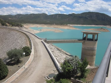 14 de junio de 2024. El embalse de Calanda es un embalse situado en el municipio español de Calanda, provincia de Teruel, que permite regular el río Guadalope. 
