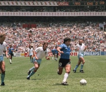 Compite con Pelé como el favorito al trono del fútbol mundial. Con la 'Albiceleste' fue campeón mundial en 1986, precisamente en el Estadio Azteca, y subcampeón cuatro años más tarde, en Italia '90. También brilló en el Napoli de la Serie A, club al que llevó a ganar dos 'scudettos' y una Copa de la UEFA.