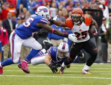 El jugador del Cincinnati Bengals, Giovani Bernard (25) se lleva el balón ante los jugadores de los Buffalo Bills.