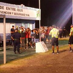 Detienen a hinchas de Colo Colo por presunta violación