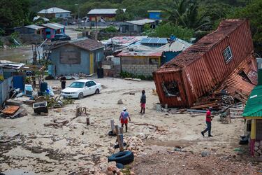 Los residentes limpian después de que el huracán Beryl azotara la isla, en Hellshire Beach, Jamaica.