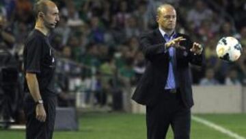 El entrenador del Betis, Pepe Mel, durante el partido ante el Villarreal esta noche en el estadio Benito Villamarín.