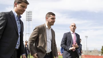 Luis Rubiales junto a sus colaboradores, Chema Tim&oacute;n y Antonio G&oacute;mez Reino.