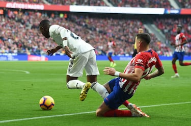El árbitro Estrada Fernández y el VAR decidieron que la jugada entre el jugador rojiblanco Giménez y el jugador del Madrid Vinicius era penalti.