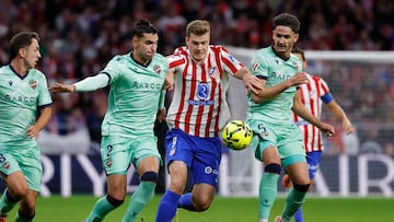Atletico Madrid's Norwegian forward #09 Alexander Sorloth fights for the ball with with Levante's Argentine defender #02 Matias Agustin Moreno and Levante's Spanish defender #05 Unai Elgezabal during the Spanish league football match between Club Atletico de Madrid and Levante UD at Metropolitano Stadium in Madrid on November 8, 2025. (Photo by Oscar DEL POZO / AFP)