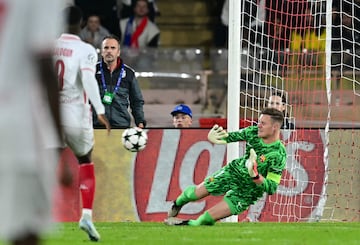 2-1. Balón a la espalda de la defensa del Barcelona que llega al delantero del Mónaco, avanza y de un potente disparo supera a Marc-André ter Stegen.