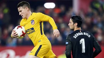 Kevin Gameiro corre con el bal&oacute;n al centro del campo tras el gol de Griezmann en la vuelta de cuartos de la Copa del Rey ante el Sevilla en Nervi&oacute;n. 