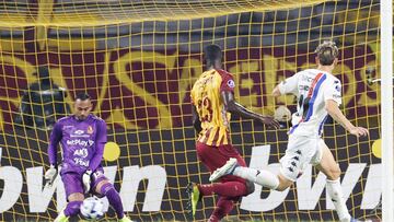 AMDEP1193. IBAGUÉ (COLOMBIA), 20/04/2023.- Christian Vargas (i) arquero de Tolima atrapa un balón hoy, en un partido de la fase de grupos de la Copa Sudamericana entre Deportes Tolima y Tigre en el estadio Manuel Murillo Toro en Ibagué (Colombia). EFE/ Mauricio Dueñas Castañeda
