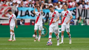 Soccer Football - FIFA Club World Cup - Group E - Inter Milan v River Plate - Lumen Field, Seattle, Washington, U.S. - June 25, 2025 River Plate's Franco Mastantuono and Ignacio Fernandez look dejected after Inter Milan's Francesco Pio Esposito scores their first goal REUTERS/Agustin Marcarian