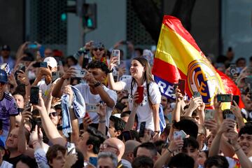 Cientos de seguidores se concentraron para recibir el autobús del Real Madrid antes del partido contra el Manchester City.