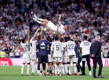 Los futbolistas del Real Madrid mantean a Toni Kroos en el último partido del jugador alemán en el Santiago Bernabéu.
Todavía le quedaba un partido más de blanco...