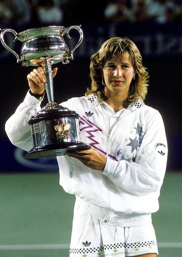 Ha conseguido proclamarse 4 veces Campeona del Open de Australia en 1988, 1989, 1990, 1994