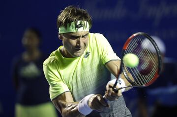 David Ferrer con el revés a dos manos frente al ruso Andrey Rublev
