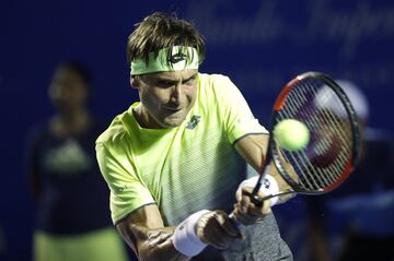 David Ferrer con el revés a dos manos frente al ruso Andrey Rublev


