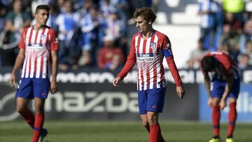 Los jugadores del Atlético se marchan cabizbajos.