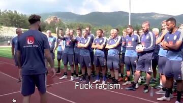 Durmaz y Suecia tras las amenazas: "Jódete, racismo"