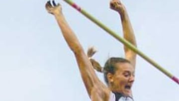 <b>LA RUSA VOLADORA. </b>Momento en que Isinbayeva supera los 5 metros.