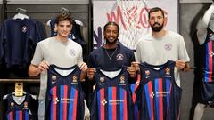 BARCELONA, 15/09/2022.- Los jugadores del Barça Sergi Martinez, Cory Higins, y Nicola Mirotic, durante la presentación de la nueva camiseta del equipo, este jueves en Barcelona. EFE/Enric Fontcuberta
