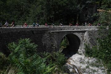 El pelotón cruza un puente de la región de Cevennes.