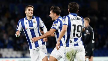 SAN SEBASTIÁN, 23/02/2025.- El centrocampista ruso de la Real Sociedad, Arsen Zakharyan (c) celebra el primer gol de su equipo, durante el encuentro correspondiente a la jornada 25 de Laliga EA Sports que disputan hoy domingo Real Sociedad y Leganés en el estadio de Anoeta, en San Sebastián. EFE / Javier Etxezarreta.