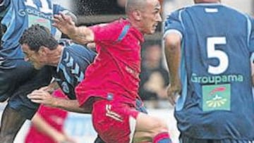 <b>BUENA PRUEBA. </b>Cirillo pelea por despejar un balón junto a un futbolista del Estrasburgo.