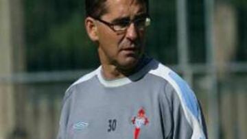 <B>SIN RELAJACIÓN.</B> El preparador vigués advierte que quiere concentración máxima para jugar ante el Racing.