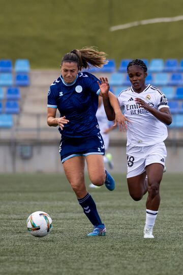 BADALONA (BARCELONA), 09/11/2024.- La jugadora del Real Madrid, Linda (d) junto a la del FC Levante Badalona, Berta Pujadas (i) , en el partido de Liga F que se disputa este sábado en Badalona. EFE/Marta Pérez
