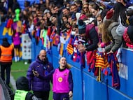 Alexia, haciéndose fotos con la afición en el entrenamiento a puertas abiertas del Barcelona este 5 de enero de 2026.