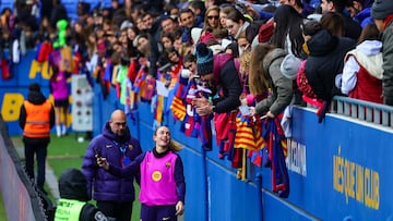 Alexia, haciéndose fotos con la afición en el entrenamiento a puertas abiertas del Barcelona este 5 de enero de 2026.