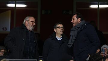 MADRID, 07/02/2025.- El ministro de la Presidencia, Justicia y Relaciones con las Cortes, Félix Bolaños (c), y el de Transportes y Movilidad Sostenible, Óscar Puente (d), antes del partido de LaLiga de fútbol que Rayo Vallecano y Real Valladolid disputan este viernes en el estadio de Vallecas, en Madrid. EFE/Juanjo Martín