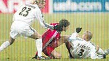 <b>LO QUE NO VIO HAUGE. </b>Demichelis entró fuerte sobre Roberto Carlos y éste se revolvió y lanzó la mano contra la cara del argentino.