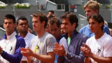 Djokovic, Murray, Federer, Nadal, Serena y Manolo Santana en el minuto de silencio que se guard&oacute; por el fallecido Brad Drewett, presidente de la ATP.