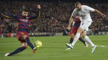 Benzema remata a portería ante la oposición de Piqué.