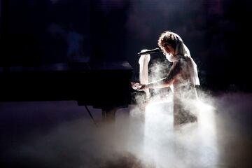La cantante madrileña, sentada en su piano, durante un momento de la interpretación de 'Yo quisiera'.