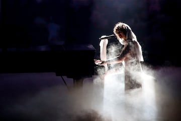 La cantante madrile?a, sentada en su piano, durante un momento de la interpretaci¨®n de 'Yo quisiera'.