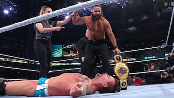 Seth Rollins después de derrotar a CM Punk.