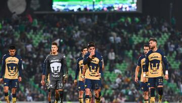 Jugadores de los Pumas se van directo a vestidores en el descanso ante Santos.