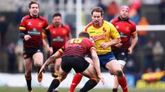 Marco Ferrer Pinto intenta zafarse de Charles Reynaert durante el partido de clasificaci&oacute;n para el Mundial de Rugby entre B&eacute;lgica y Espa&ntilde;a.