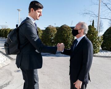 El presidente del Real Madrid, Florentino Pérez, despidiendo a Courtois  antes de viajar a Bérgamo. 