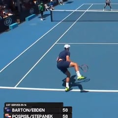 Brutal pelotazo con el saque... ¡A su compañero de dobles!