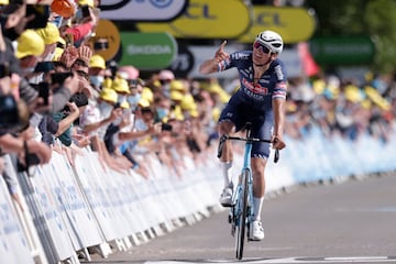 El ciclista neerlandés Mathieu van der Poel ganador de la etapa de hoy. 